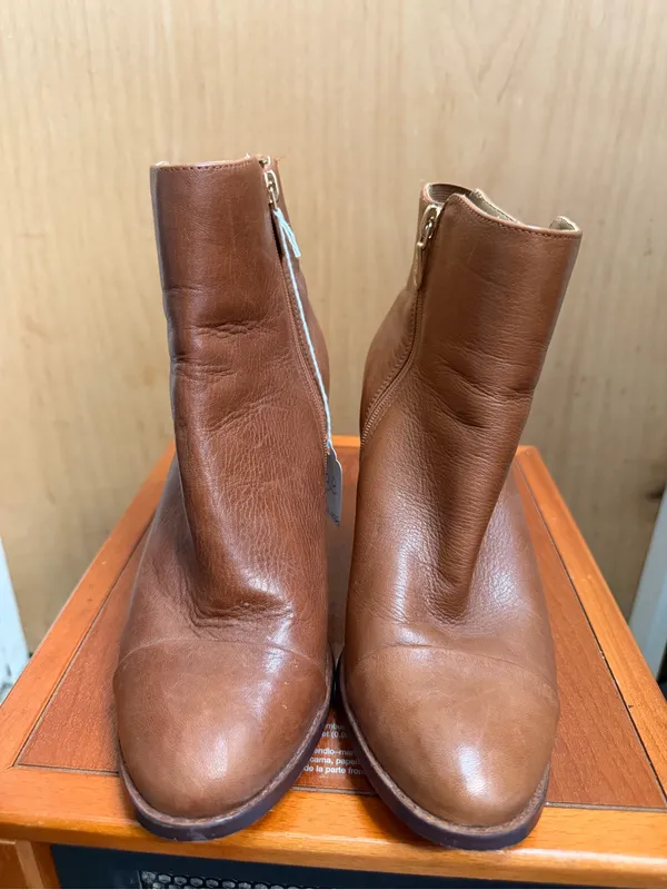 Clarks Women’s Brown Leather Ankle Booties. Size: 8 - Image 4