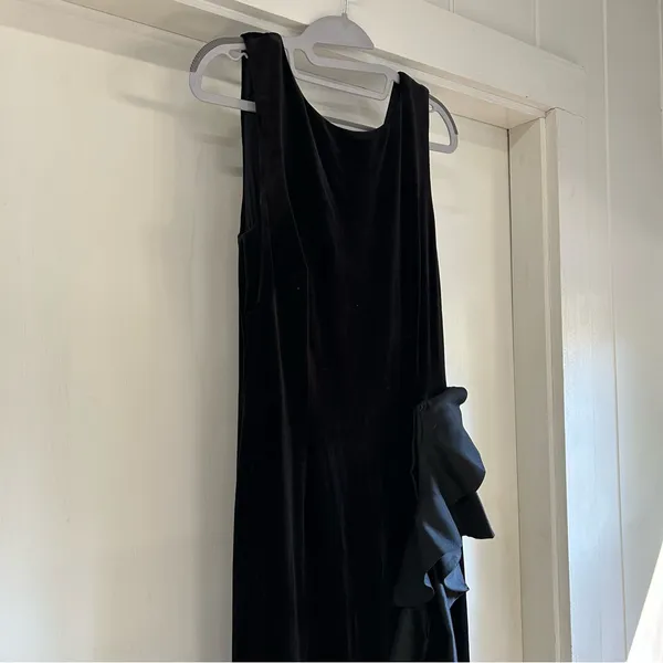 Jessica Howard Black Velvet Evening Gown Sz 8 Ruffle Detail Long‎ Formal Dress - Image 2