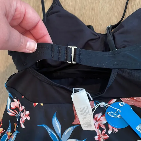 Cupshe black and tropical floral one piece swimsuit NEW WITH TAGS - Image 5