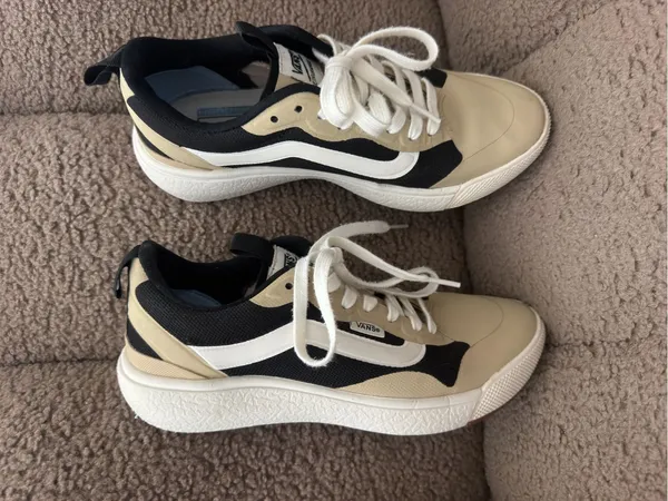 the Vans UltraRange EXO sneakers in a beige and black colorway unisex 7.5 W - Image 2