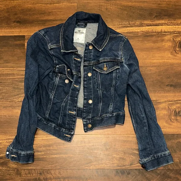 Hollister Dark Wash Crop Denim Jacket in Size Medium - Image 2