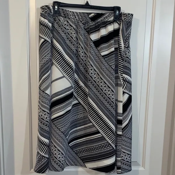 🔴Old Navy Patterned Women's Skirt LARGE Black White - Image 2