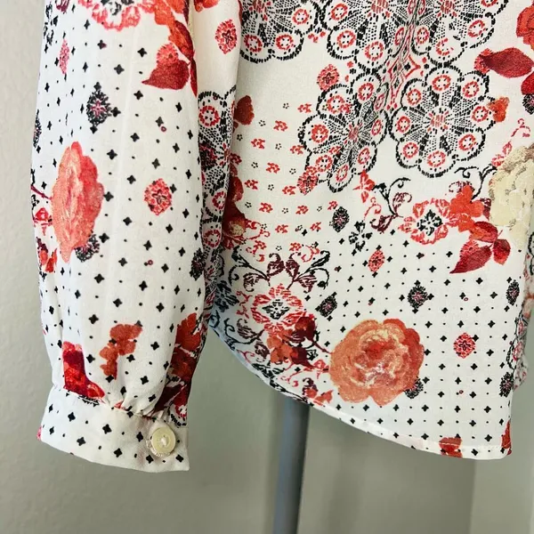 Abercrombie & Fitch Women's White Floral Pleated Front Button Up Blouse Size M - Image 7