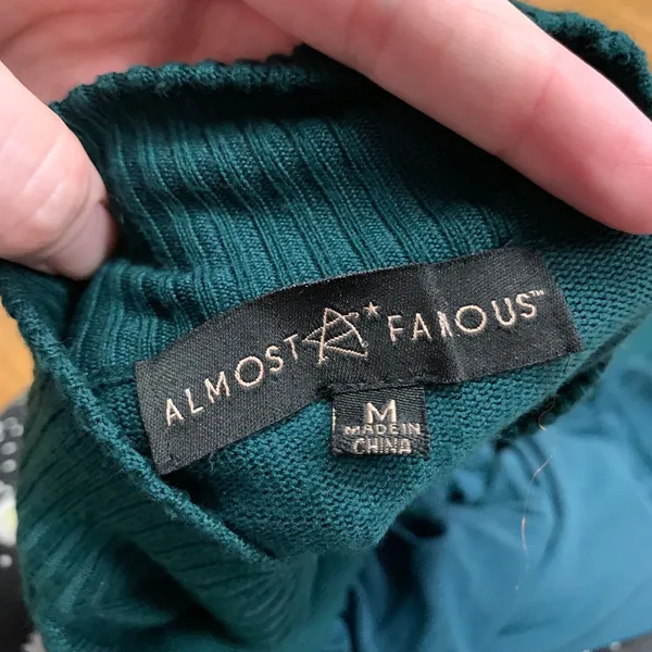 Almost Famous Knit Top Mock Neck Long Sleeve Blouson Sleeve Green‎ Size Medium - Image 6
