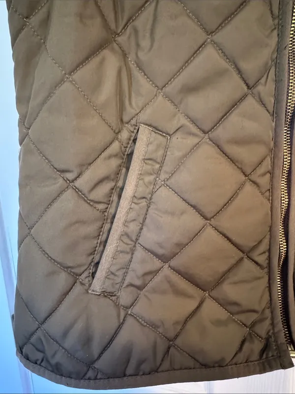 Old Navy Women’s Quilted Olive Full Zip Layering Vest - Image 4
