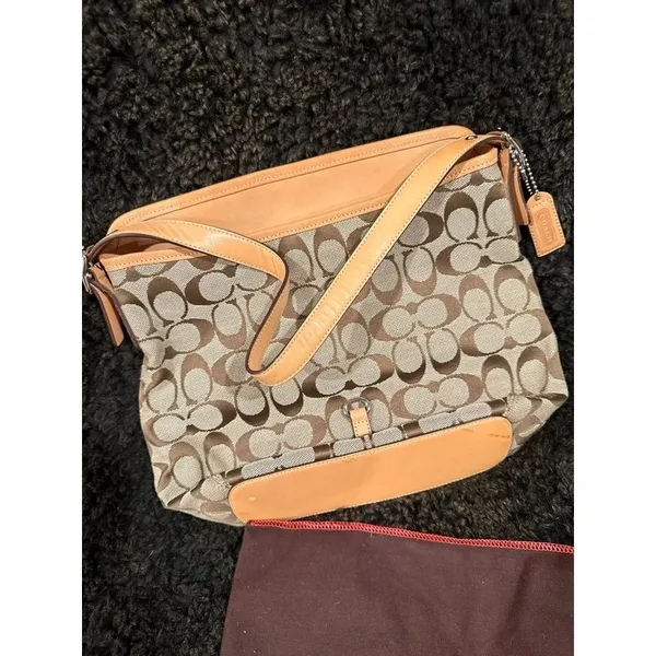 Classic coach pattern handbag in brand new condition - Image 7