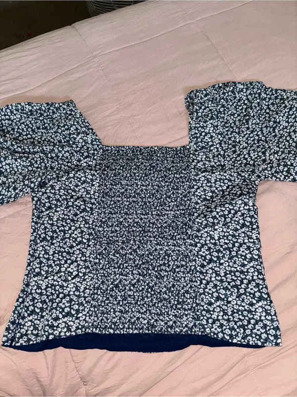 Abercrombie & Fitch Navy and White Floral Square-Neck Puff Sleeve Top - Image 5