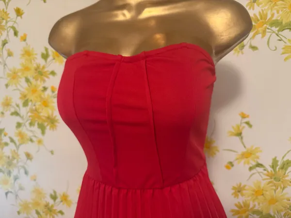 NWOT Red Pleated Tube Midi Dress size M - Image 4