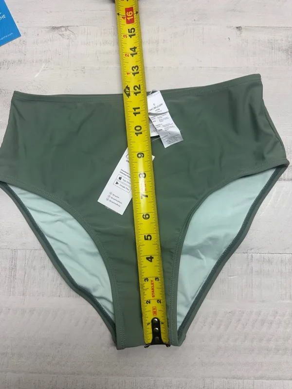 Cupshe reversible floral-print top and solid green high-waisted bottoms. - Image 3