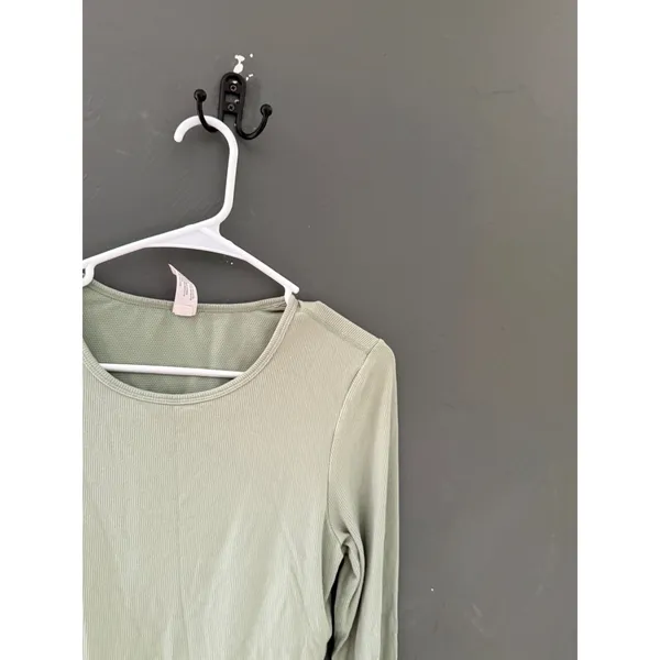 Yogalicious Kathleen Ribbed Long Sleeve Top Built-in Bra Sage Green Large - Image 4