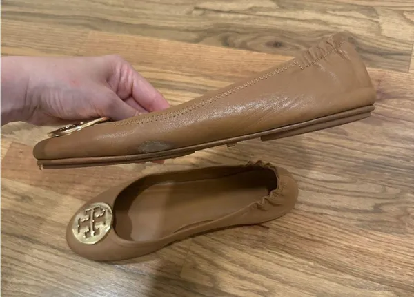 Tory Burch Minnie Ballet Flats- tan with gold logo - Image 4