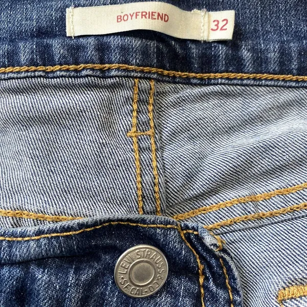 Levi's Distressed Boyfriend Jeans Raw Hem Cropped Denim Women's‎ Size 32 Waist - Image 6