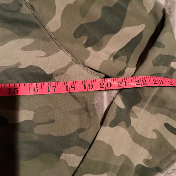 Old Navy Womens Green Camo Raglan Long Sleeve Crewneck Sweatshirt Size M‎ - Image 4
