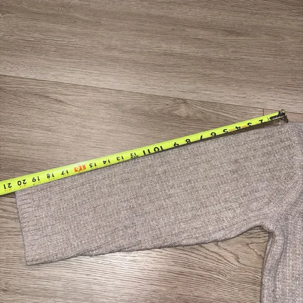 Universal Threads Women Cropped Tan Turtleneck Sweater Size Medium - Image 8