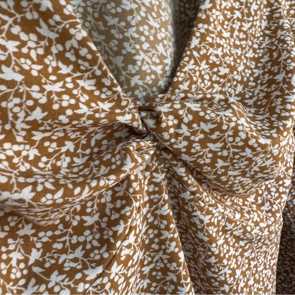 Abercrombie and Fitch Long Sleeve Twist Front Blouse in Light Brown Size‎ Small - Image 4