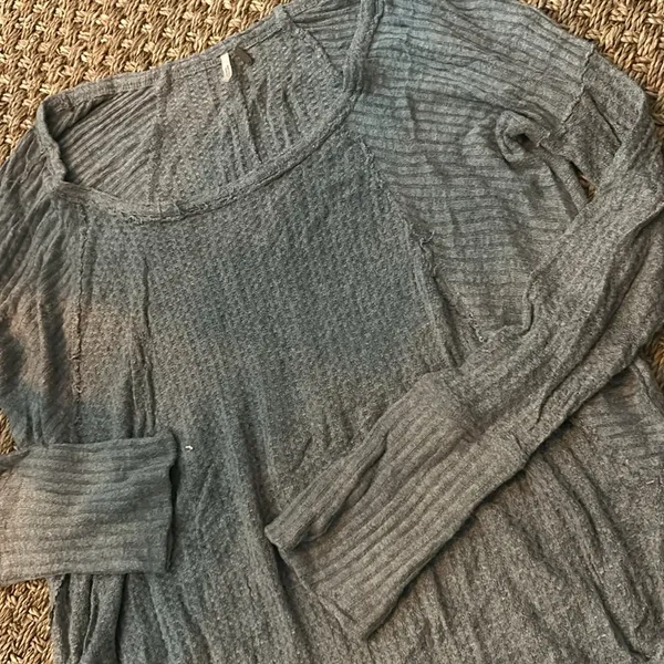 Free People Grey‎ LS Sweater Top Size Small - Image 2