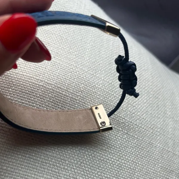 CHLOÉ | Embroidered-Logo Leather Woody Bracelet Navy Blue - Image 8