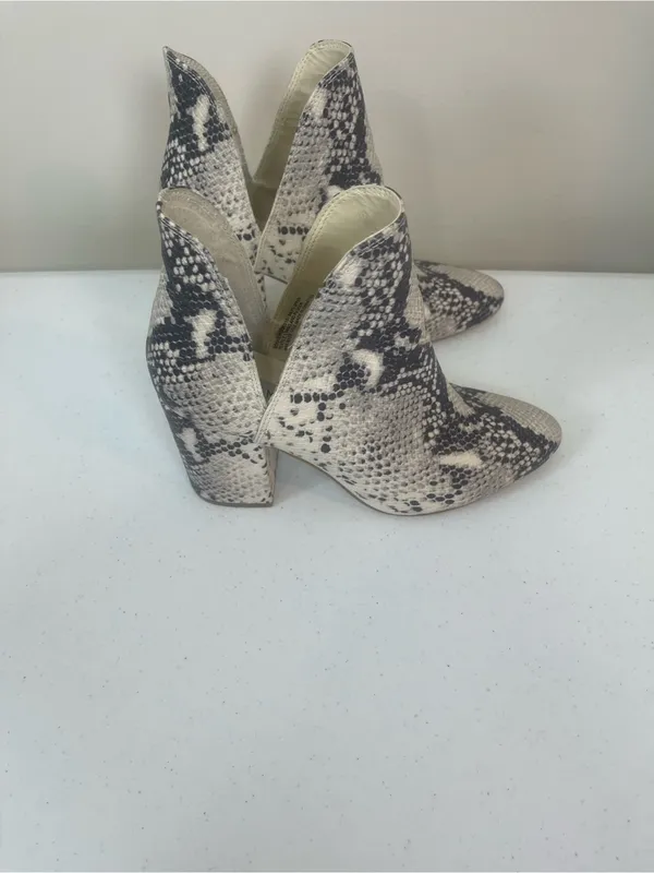 Steve Madden Snake-Print Ankle Boots in Black & Cream - Image 5