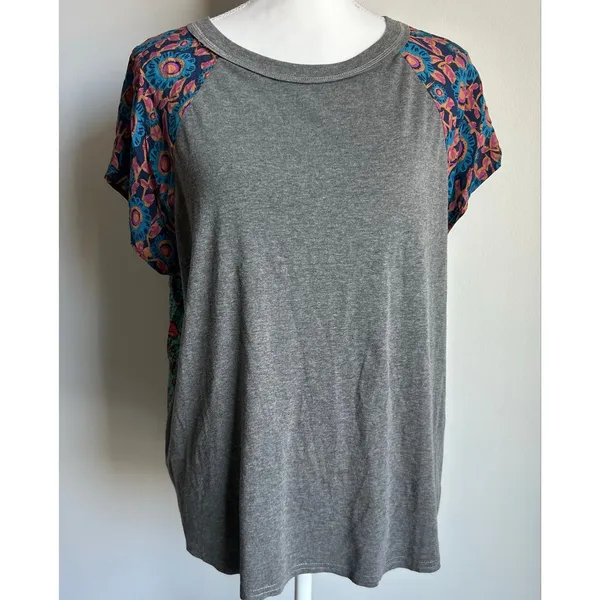 Natural Life Classic Gray and Floral T-Shirt Flowy Boho Size Medium - Image 2