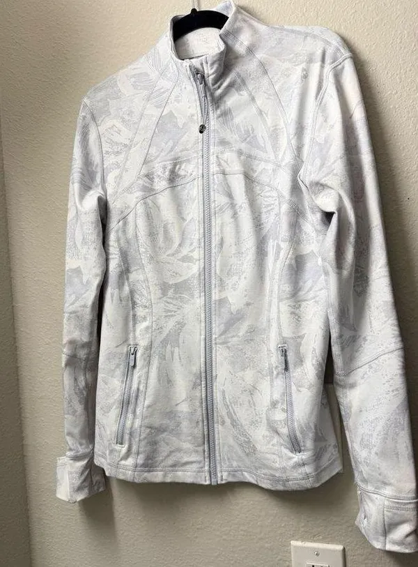 Lululemon Define Jacket  Women's size 12- Gray/White Print - Image 2