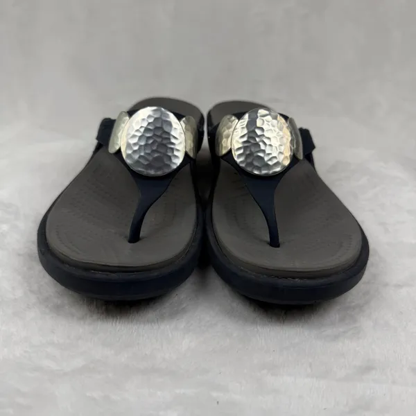 Crocs Sanrah Hammered Circle Wedge Flip Flops Navy Gray‎ Womens Sandal 6 - Image 2