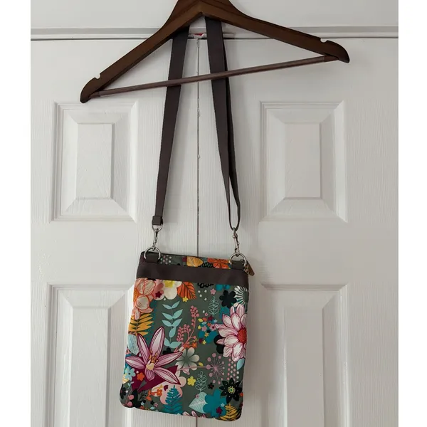 LeSportsac Quinn Crossbody Bag Floral‎ Print Olive Green Nylon Triple Zip Travel - Image 4