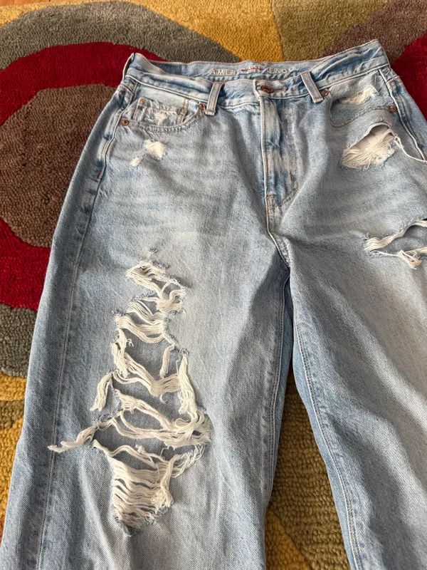 American Eagle Relaxed Mom Jeans High Rise Light Wash Distressed Deep Cut Size 0 - Image 3