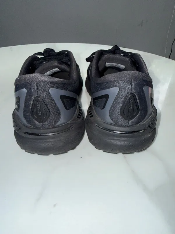 Brooks women’s Black Athletic Running Shoes extra. Wide(2E) - Image 4