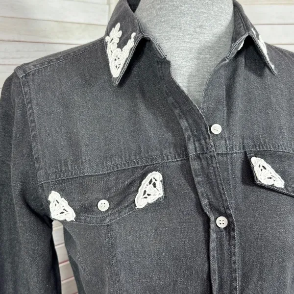 True Freedom Lace Trim Raw Edge Denim Button Up Shirt‎ Gray Black Small - Image 5