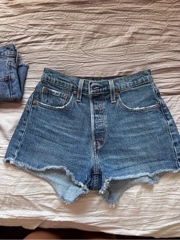 Levi's Medium Blue Button-Front Frayed Hem Denim Shorts - Image 2