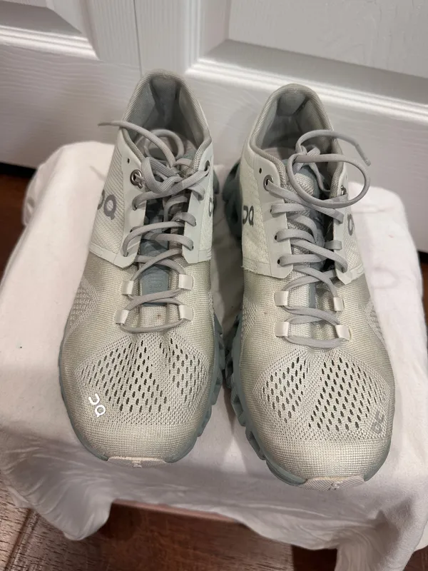 On Cloudstratus Running Shoes Light Gray Size  7.5 - Image 3