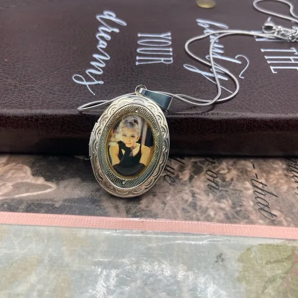 Audrey Hepburn Photo Locket Necklace Vintage Silver Oval Pendant 18” Chain - Image 10