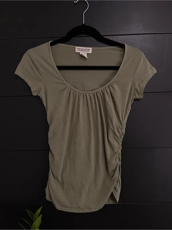 NEXT ERA COUTURE Olive Green Ruched Sides Short Sleeve Women’s Top Shirt Sz M - Image 2