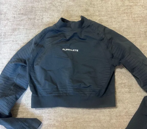 Alphalete Ozone Long sleeve top size small - Image 2