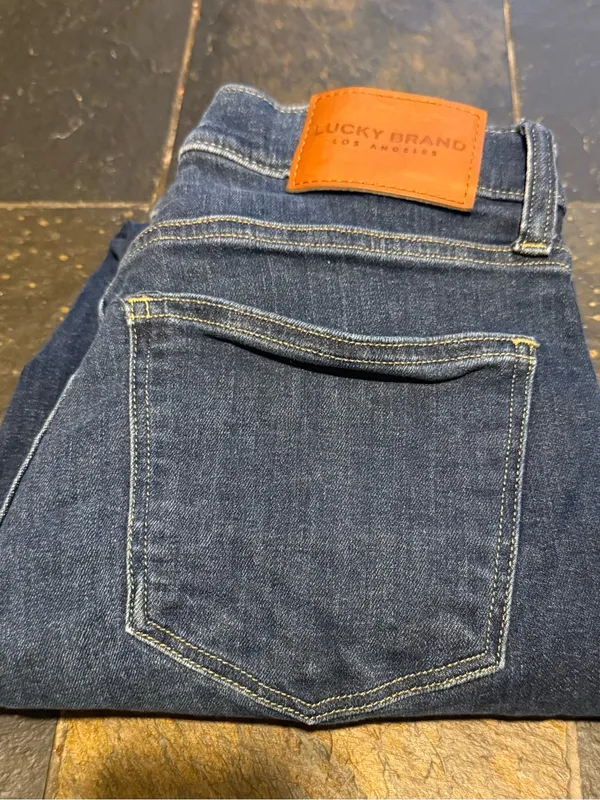 Lucky Brand Woman’s Blue Washed Straight Jeans - Image 6