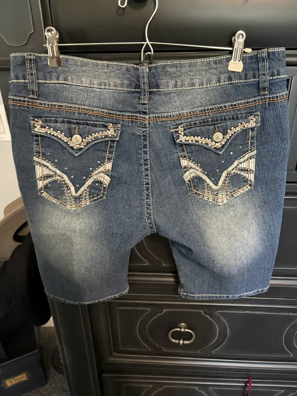 Rue 21 size 13/14 embellished denim jean shorts - Image 2