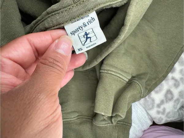 Sporty & Rich Olive Pullover Hoodie with Logo Tag - Image 3