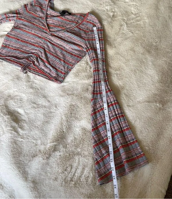 Forever21 bell sleeve 70s style crop top - Image 8
