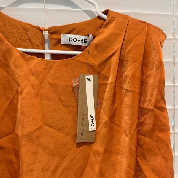 NEW DO+BE Mini Dress Women L Burnt‎ Orange Blouson Pleated Structured Shoulder - Image 2