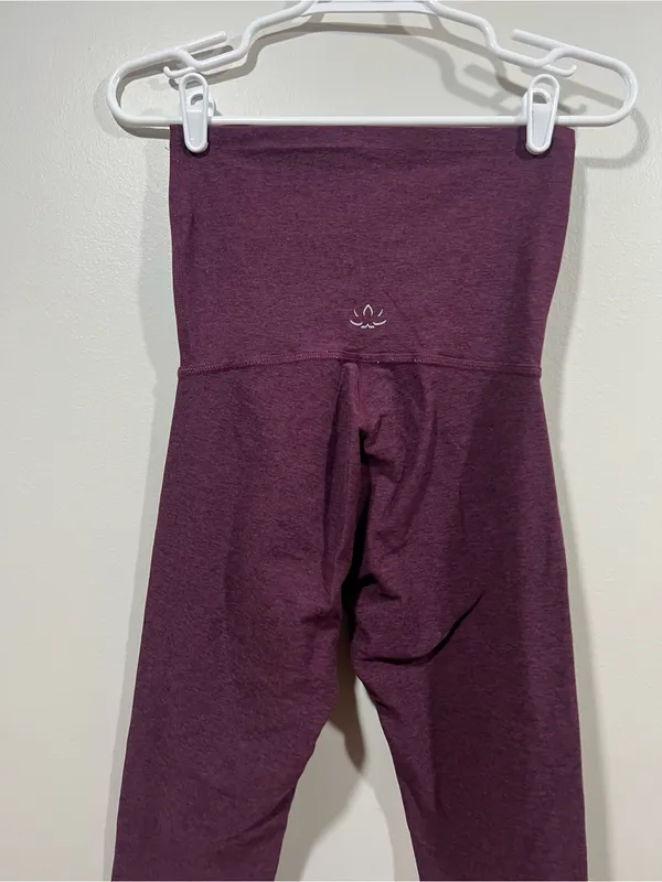 Beyond Yoga Maroon Maternity Cropped Leggings Small - Image 2