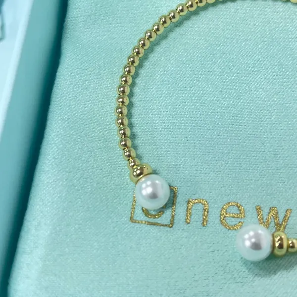 E newton Stretch Bracelet with Double White Pearls - Image 2
