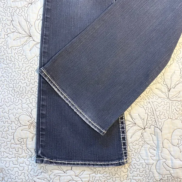 Silver Jeans NATSUKI Medium Wash Boot Cut Jeans. Size 28/33 - Image 5