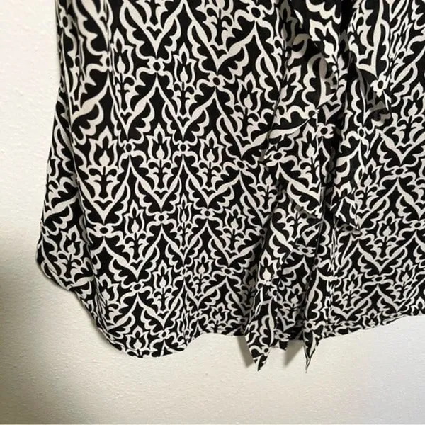 Loft Women's Sz Small Sleeveless Button Down Ruffle Blouse Black White Geometric - Image 5
