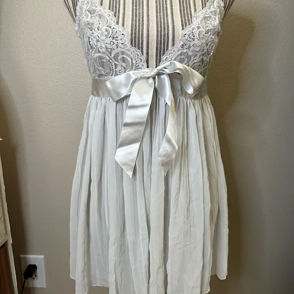 Victoria's Secret White Lace Chemise medium babydoll - Image 2