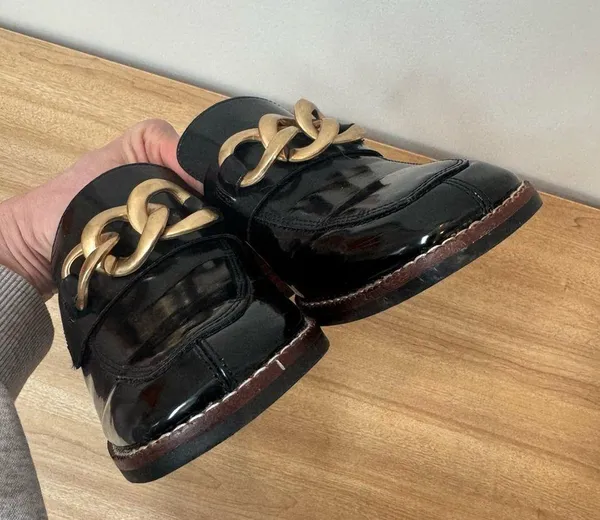 Steve Madden Black Loafers with Gold Chain Sz 6 - Image 7