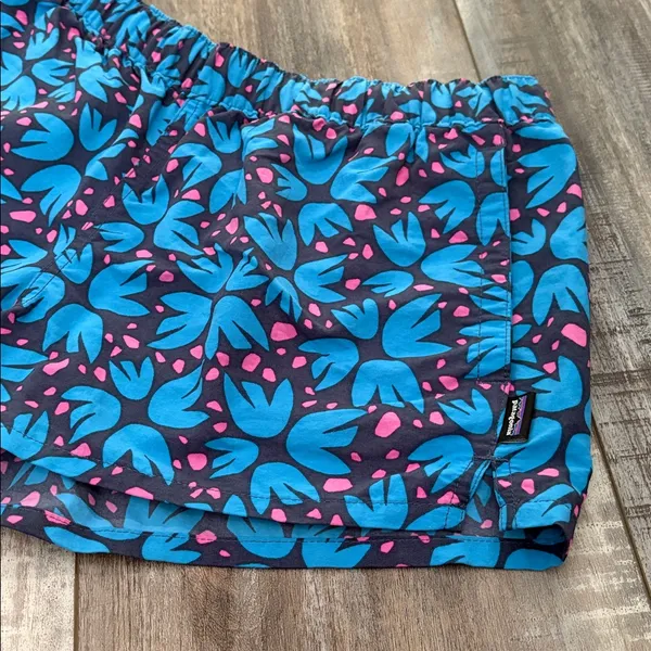 Patagonia barely baggies shorts small - Image 3