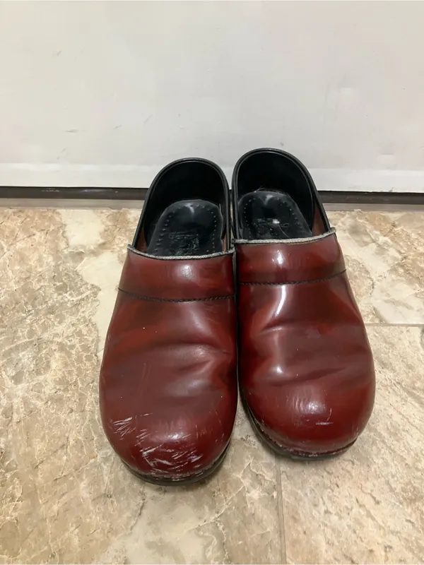 Dansko Professional Clogs in rich burgundy reddish-brown leather finish Size 39 - Image 4