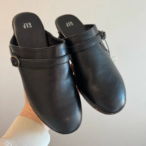 NWT‎ Gap Black Faux Leather Clogs Size 6 - Image 2