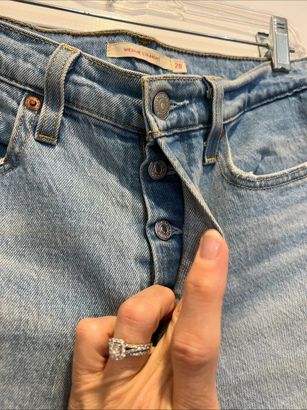 Levi’s wedgie straight Jeans with Distressed Knee size 28/28. - Image 5