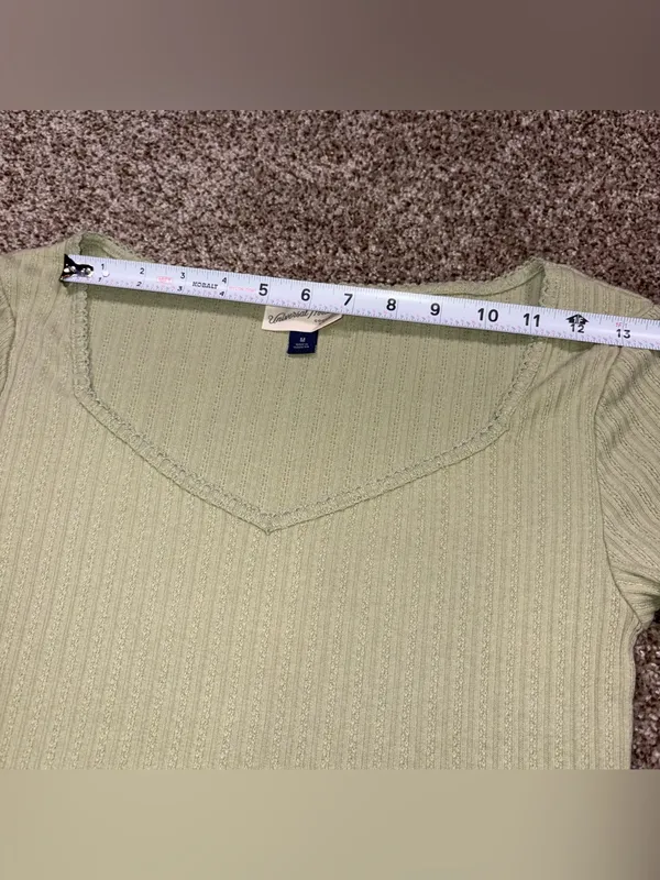 Universal Threads Sage Green Lettuce Edge Ribbed Short Sleeve Top Medium - Image 8